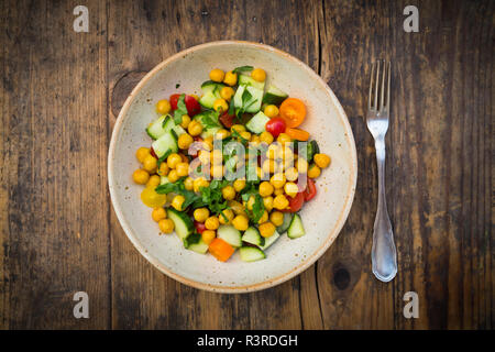 Salade de pois chiches avec curcuma, pois chiches rôtis, le concombre, la tomate et le persil Banque D'Images