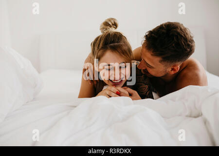 Romantic woman Lying in Bed Banque D'Images