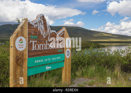 Au Canada, le Yukon, le parc territorial Tombstone. Signe de la limite du parc. Banque D'Images