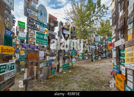 Canada, Yukon, Watson Lake. Fatras de signes et les plaques d'immatriculation. Banque D'Images