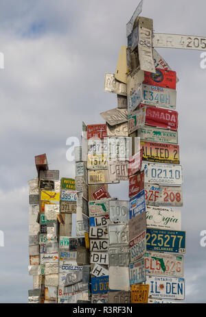 Canada, Yukon, Watson Lake. Braderie des plaques sur les poteaux. Banque D'Images