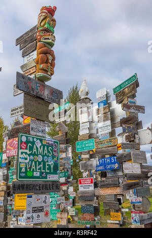 Canada, Yukon, Watson Lake. Fatras de signes et les plaques d'immatriculation. Banque D'Images