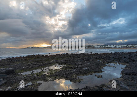 Paysage littoral volcanique, Puerto del Carmen, Lanzarote, îles Canaries, Espagne Banque D'Images