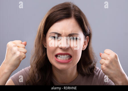 Portrait d'une jeune femme en colère serrant ses dents Banque D'Images