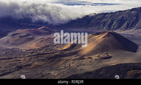 Dans les cônes de scories en cratère de Haleakala National Park Haleakala Maui Hawaii USA le matin Banque D'Images