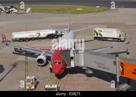 BOEING 737 NORVÉGIEN TURNAROUND ENTRE LES VOLS Banque D'Images