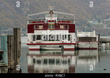 Les banques, les ports du lac d'Annecy, Annecy, Haute-Savoie, France Banque D'Images