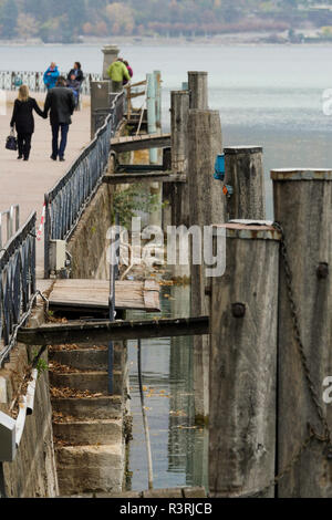 Les gens qui marchent sur les banques, le port du lac d'Annecy, Annecy, Haute-Savoie, France Banque D'Images