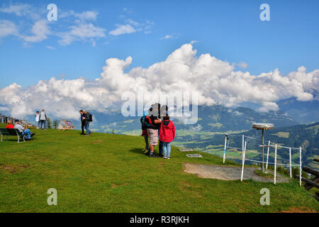 FIEBERBRUNN, AUTRICHE - août 30, 2018. Les touristes à alpes autrichiennes à Larchfilzkogelof sur station de télécabine Henne mountain. Banque D'Images