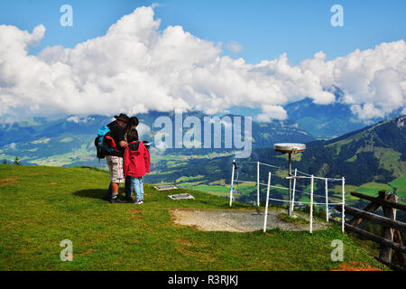 FIEBERBRUNN, AUTRICHE - août 30, 2018. Les touristes à alpes autrichiennes à Larchfilzkogelof sur station de télécabine Henne mountain. Banque D'Images
