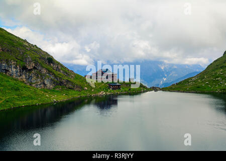 Beau paysage avec le lac Wildsee (Wildseelodersee ) et Wildseeloder haus, refuge de montagne refuge, au-dessus de Fieberbrunn dans les Alpes de Kitzbühel, Autriche Banque D'Images