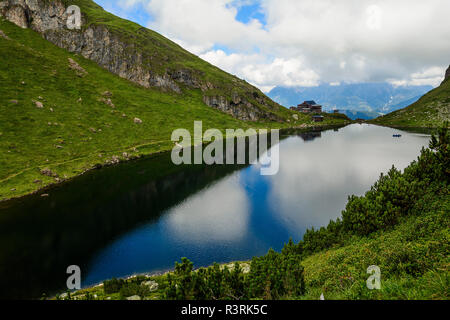 Beau paysage avec le lac Wildsee (Wildseelodersee ) et Wildseeloder haus, refuge de montagne refuge, au-dessus de Fieberbrunn dans les Alpes de Kitzbühel, Autriche Banque D'Images