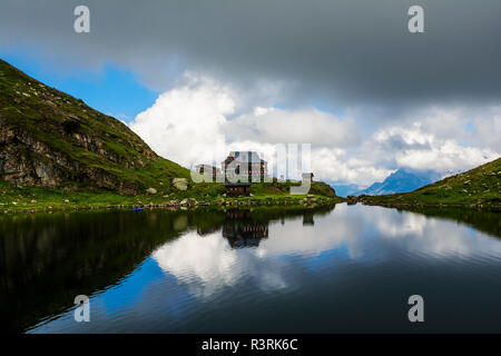 Beau paysage avec le lac Wildsee (Wildseelodersee ) et Wildseeloder haus, refuge de montagne refuge, au-dessus de Fieberbrunn dans les Alpes de Kitzbühel, Autriche Banque D'Images