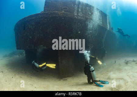 Les plongeurs de Salvatierra épave, La Paz, Baja California Sur, Mexique Banque D'Images