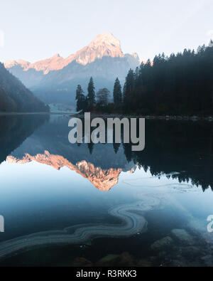 Automne paisible vue sur lac Obersee dans Alpes suisses. Ciel clair et des reflets des montagnes dans l'eau claire. Nafels, village suisse. Banque D'Images