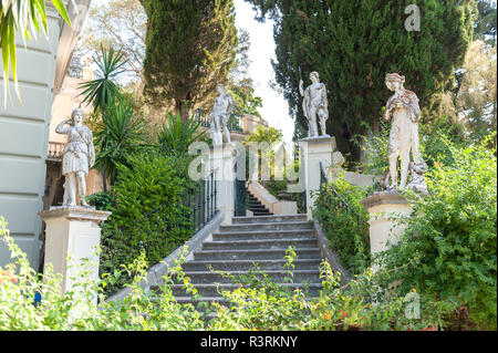 Statues le long escalier extérieur, le Palais de l''Achilleion, Corfou, Grèce Banque D'Images