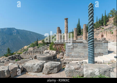 Temple d'Apollon et le trépied de l'Plataeans, Delphes, Grèce Banque D'Images