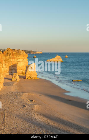 Or près de falaises pittoresques, Alvor Portimao. Cette plage fait partie d'un célèbre région touristique Algarve Banque D'Images