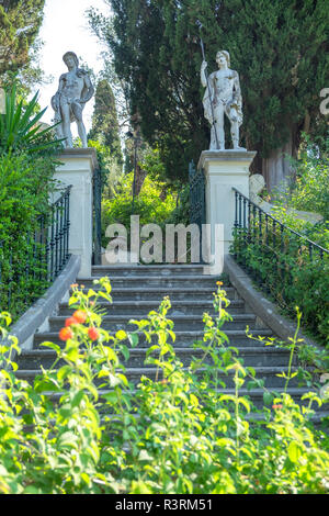 Statues le long escalier extérieur, le Palais de l''Achilleion, Corfou, Grèce Banque D'Images