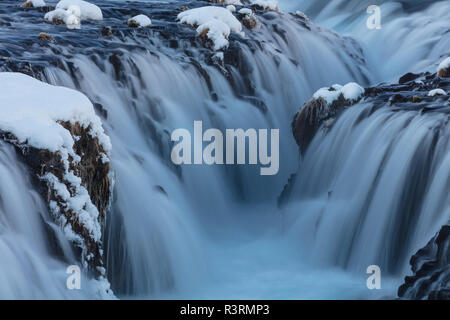 Chute d'Bruarfoss en hiver dans le sud-ouest de l'Islande Banque D'Images