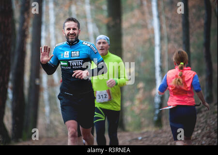 République tchèque, Pilsen, Novembre 2018 : Hannah Pilsen Trail Krkavec. Runner forme dans l'appareil. Banque D'Images