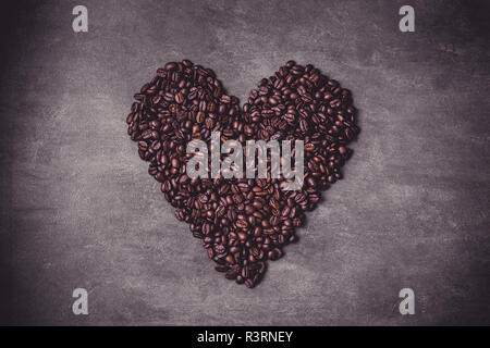Comme les grains de café sur fond peint en forme de coeur Banque D'Images