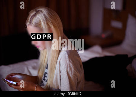 Femme anonyme using smartphone Banque D'Images