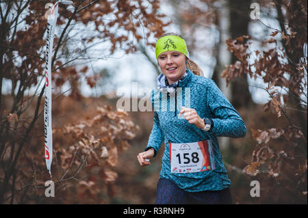 République tchèque, Pilsen, Novembre 2018 : Hannah Pilsen Trail Krkavec. Jeune femme en cours d'automne et d'arrière-plan. Banque D'Images