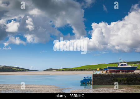 L'Irlande, dans le comté de Cork, anneau, bateaux de pêche sur la baie de Clonakilty Banque D'Images