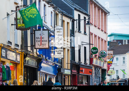 L'Irlande, le comté de Kerry, l'Anneau du Kerry, Killarney, principales enseignes de rue, dusk Banque D'Images