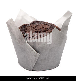 Libre d'un muffin au chocolat typiquement espagnol Magdalena. Les aliments sucrés ou dessert. Un muffin fraîchement cuit au four isolé sur fond blanc dans le style américain. Banque D'Images