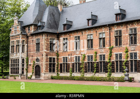 Château et pelouse à l'exposition de fleurs au château de Groot-Bijgaarden, Dilbeek, Belgique Banque D'Images