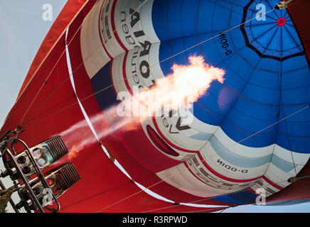 DEGTOW, ALLEMAGNE - septembre 8, 2018 : les flammes sont de tir dans un ballon à air chaud pour le lancement au festival de ballons Boltenhagen sur la mer Baltique Banque D'Images