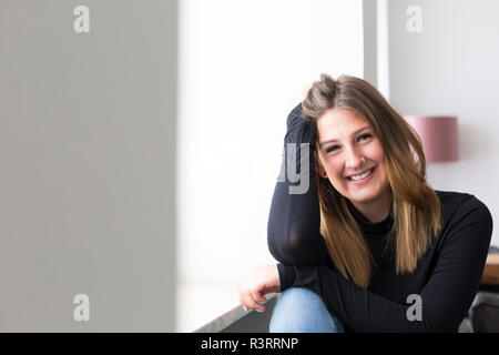 Portrait of happy young woman avec nez piercing à la maison Banque D'Images