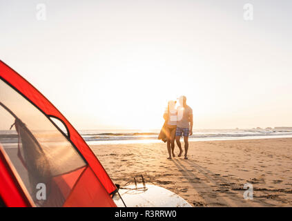 Couple romantique camping sur la plage, faire une promenade de plage au coucher du soleil Banque D'Images