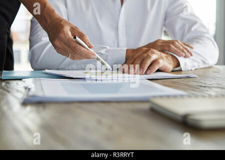 Businessman and woman discussing project Banque D'Images