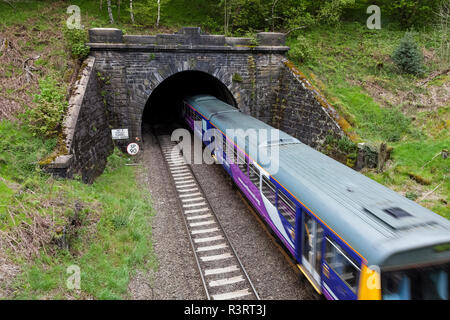 Tunnel ferroviaire. Northern Rail train sortant de Totley Tunnel près Grindleford, Derbyshire, Angleterre, RU Banque D'Images