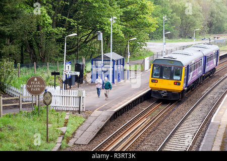 Les transports en milieu rural. Personnes qui quittent un Northern Rail train au départ Grindleford Station, Derbyshire Peak District, England, UK Banque D'Images