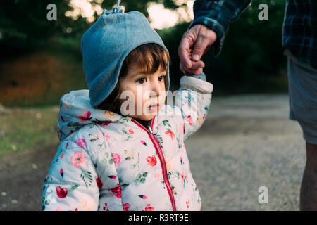 Portrait de petite fille à la mode marche main dans la main avec son grand-père à l'automne Banque D'Images