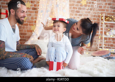 Happy Family having fun at Christmas time in bed Banque D'Images