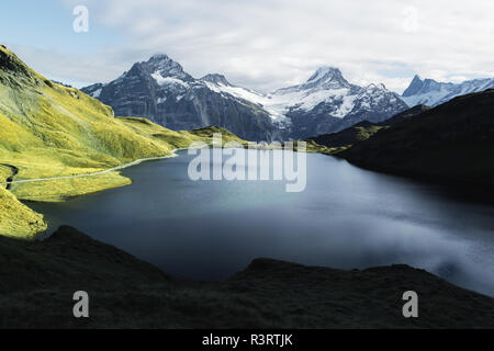 Vue pittoresque sur les Alpes Suisses dans le lac de Bachalp montagnes. Des sommets enneigés du Wetterhorn, Mittelhorn et Rosenhorn sur arrière-plan. La Suisse Banque D'Images