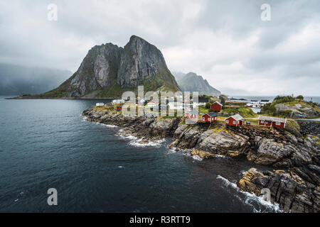 La Norvège, les îles Lofoten, maisons éloignées à rocky coast Banque D'Images