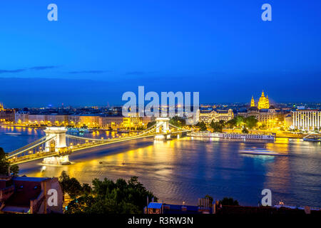 Hongrie, Budapest, vue de Buda à Pest avec le pont à chaînes, l'heure bleue Banque D'Images