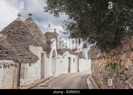 Italie, Pouilles, Alberobello, vue de l'allée avec Trulli en général Banque D'Images