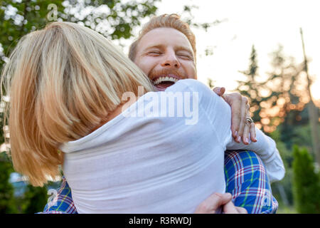 Heureux couple hugging outdoors Banque D'Images