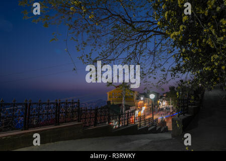 Shimla par nuit. Vue depuis la route reliant entre la crête et le Mall Road. Shimla, Himachal Pradesh, Inde Banque D'Images