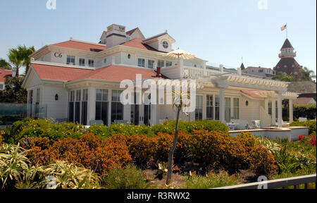 Gîte en bord de mer à l'hôtel del Coronado, avec le bâtiment principal historique dans l'arrière-plan, à Coronado, en Californie, près de San Diego. Banque D'Images