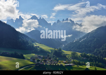 L'Italie, le Tyrol du Sud, Vilnoess Vallée, fleuve Magdalena, SASS RIGAIS et groupe Geisler dans l'arrière-plan Banque D'Images