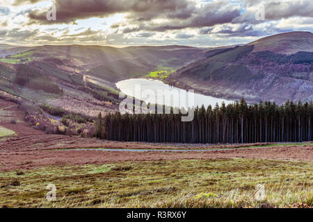 Vue panoramique sur le réservoir de Talybont Tor-y-foel dans le parc national de Brecon Beacons au cours de l'automne, Powys, Pays de Galles. UK Banque D'Images