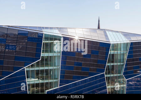 Allemagne, Karlsruhe, immeuble de bureaux avec des panneaux solaires Banque D'Images